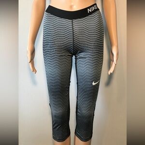 Nike Dri-Fit Women's Leggings Size XS Capri Athletic Training Gym Mid-Rise